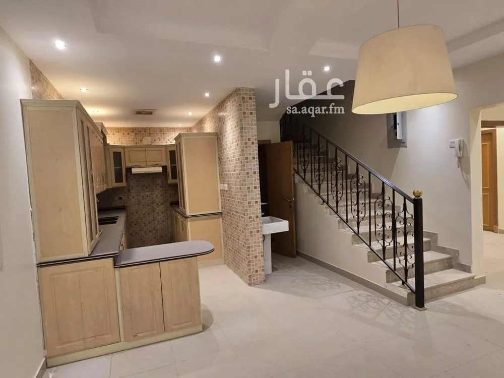 فيلا 5 غرف في الملك عبدالله 8