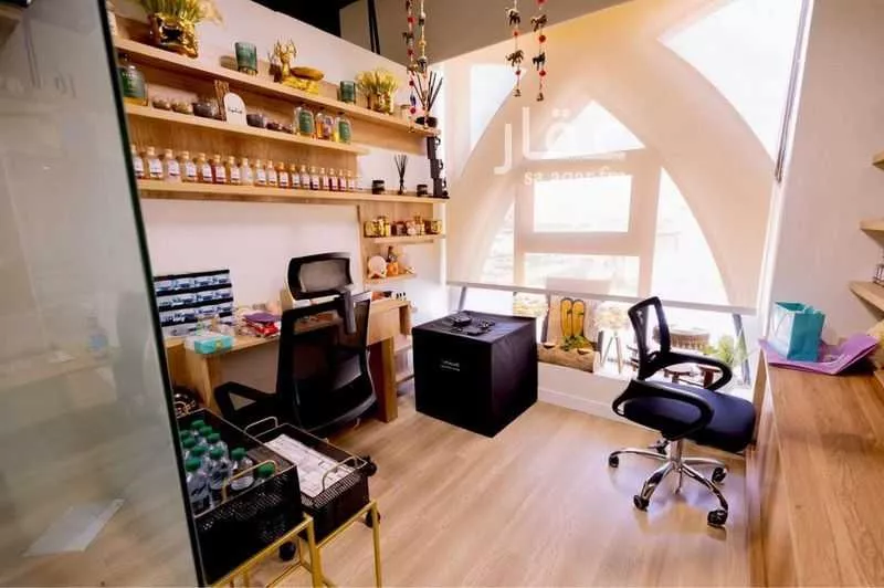 مستودع 800 م² في العارض 4