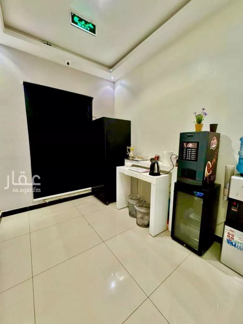 مستودع 800 م² في العارض 5