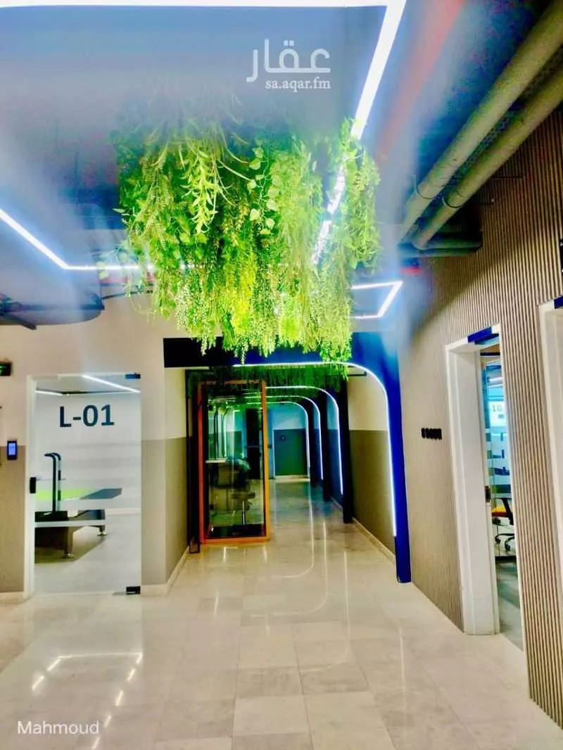 مستودع 800 م² في العارض 8