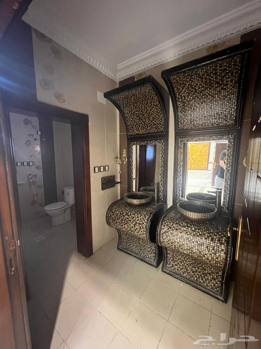 شقة 7 غرف في الحمراء و ام الجود 11