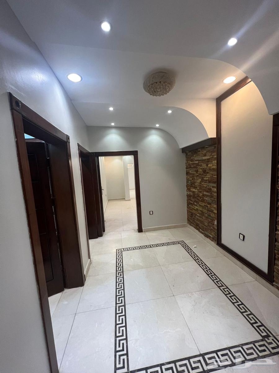 شقة 7 غرف في الحمراء و ام الجود 8