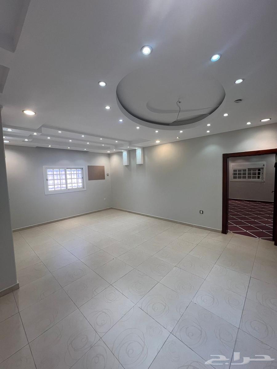 شقة 7 غرف في الحمراء و ام الجود 10