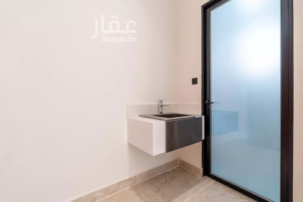 شقة 4 غرف في الروضة 12