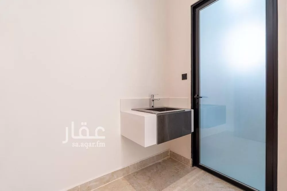 شقة 4 غرف في الروضة 11