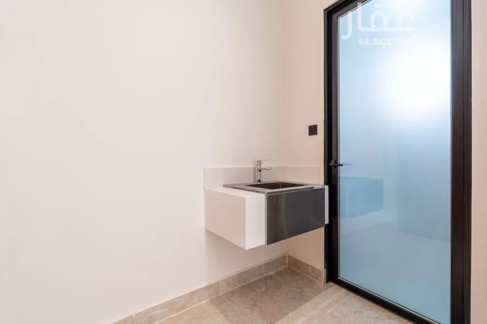 شقة 4 غرف في الروضة 12