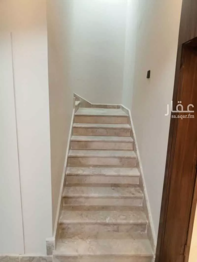 فيلا 9 غرف في الملك فهد 2