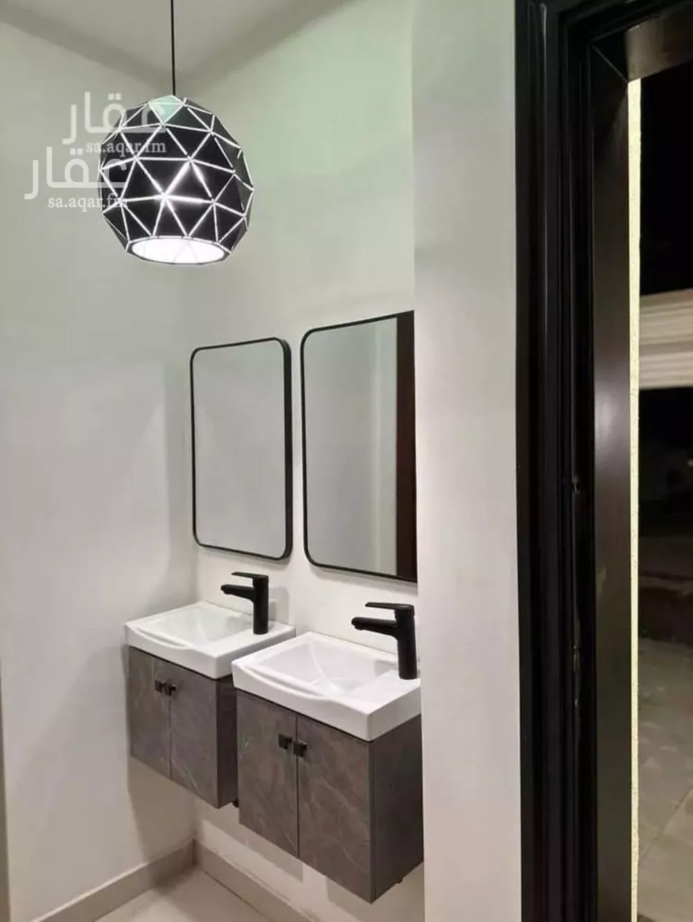 فيلا 5 غرف في العارض 8