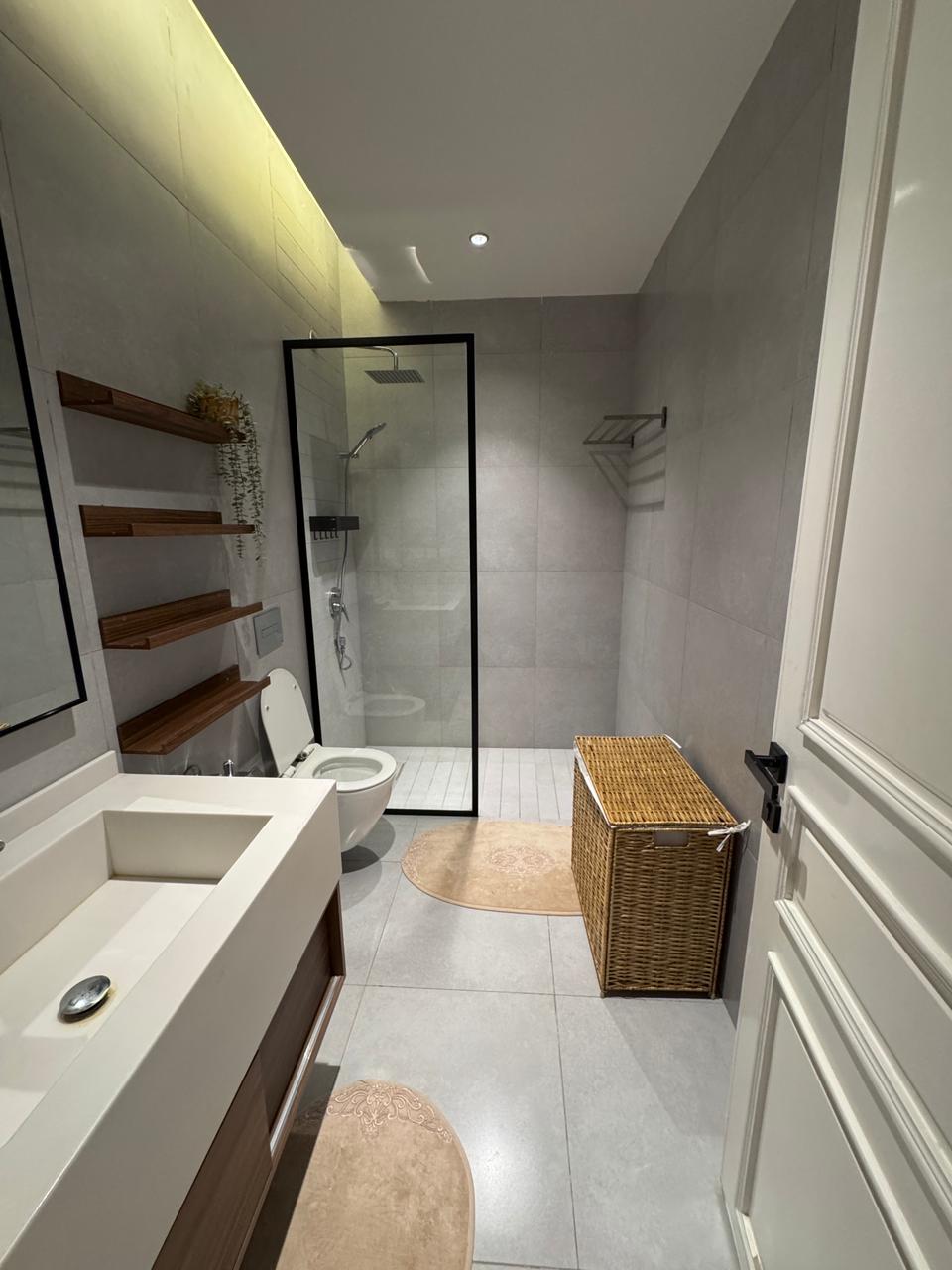 3 bedroom apartment in Al Malqa 5