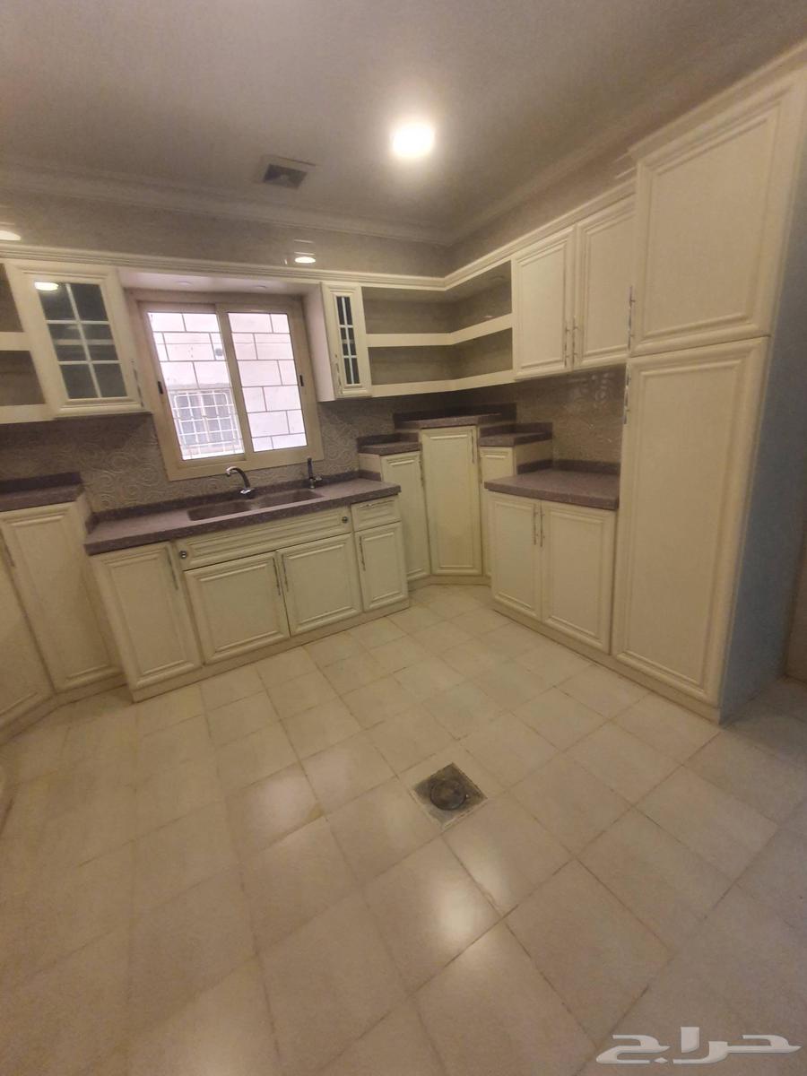 شقة 4 غرف في النور 20