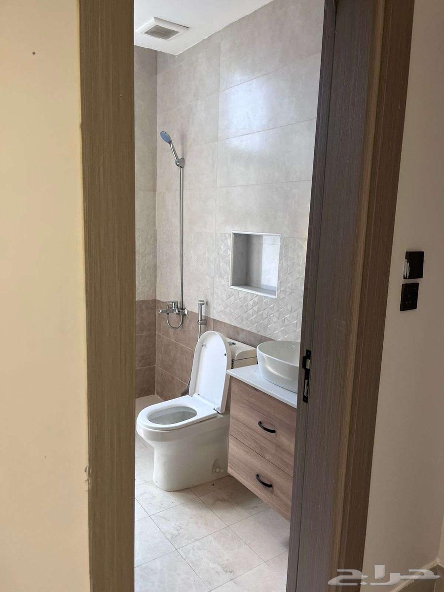 شقة 4 غرف في الحمرا 19