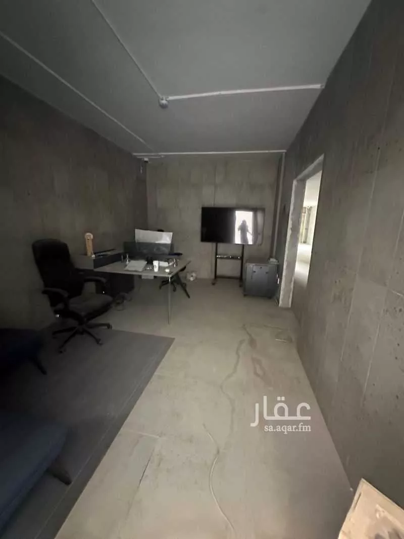 محل 180 م² في الورود 6