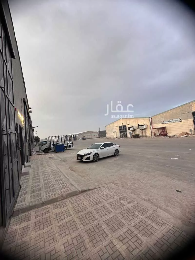 مستودع 600 م² في بدر 11