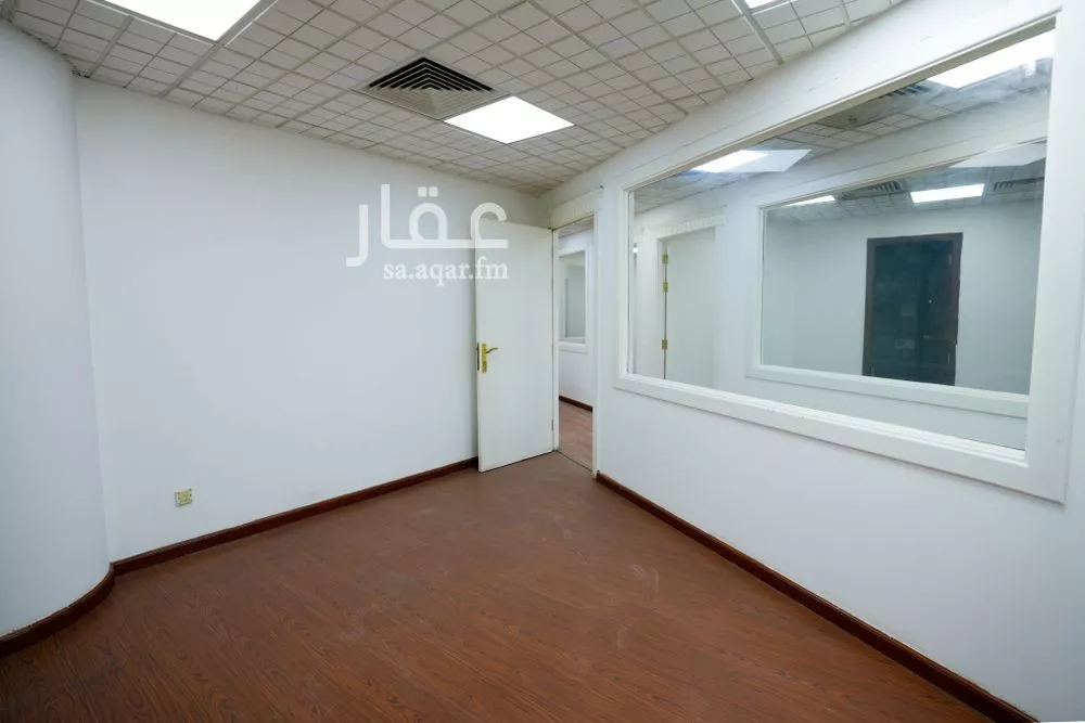 مكتب 3840 م² في العليا 4