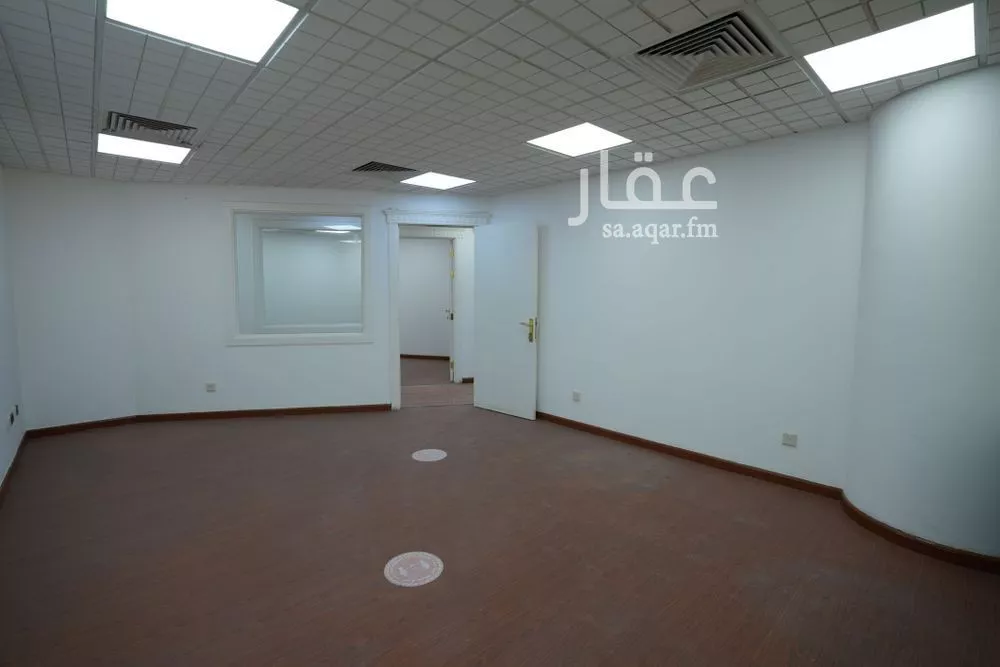 مكتب 3840 م² في العليا 5