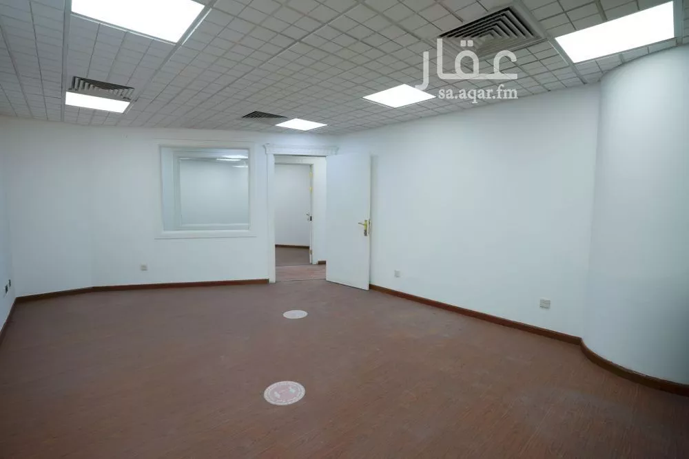 مكتب 3840 م² في العليا 6