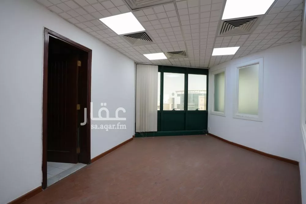 مكتب 3840 م² في العليا 7