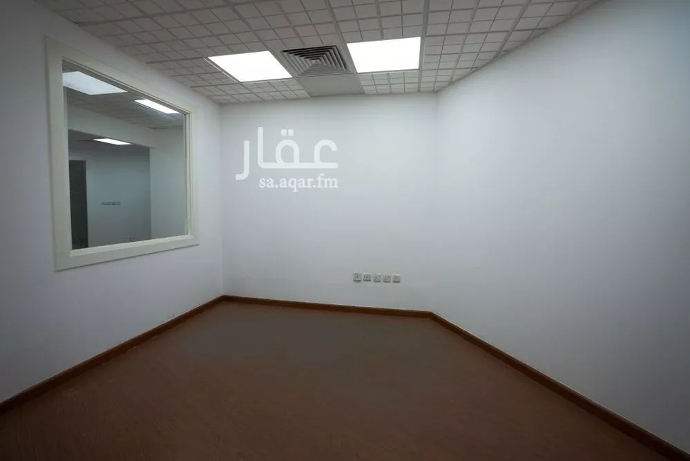 مكتب 3840 م² في العليا 8