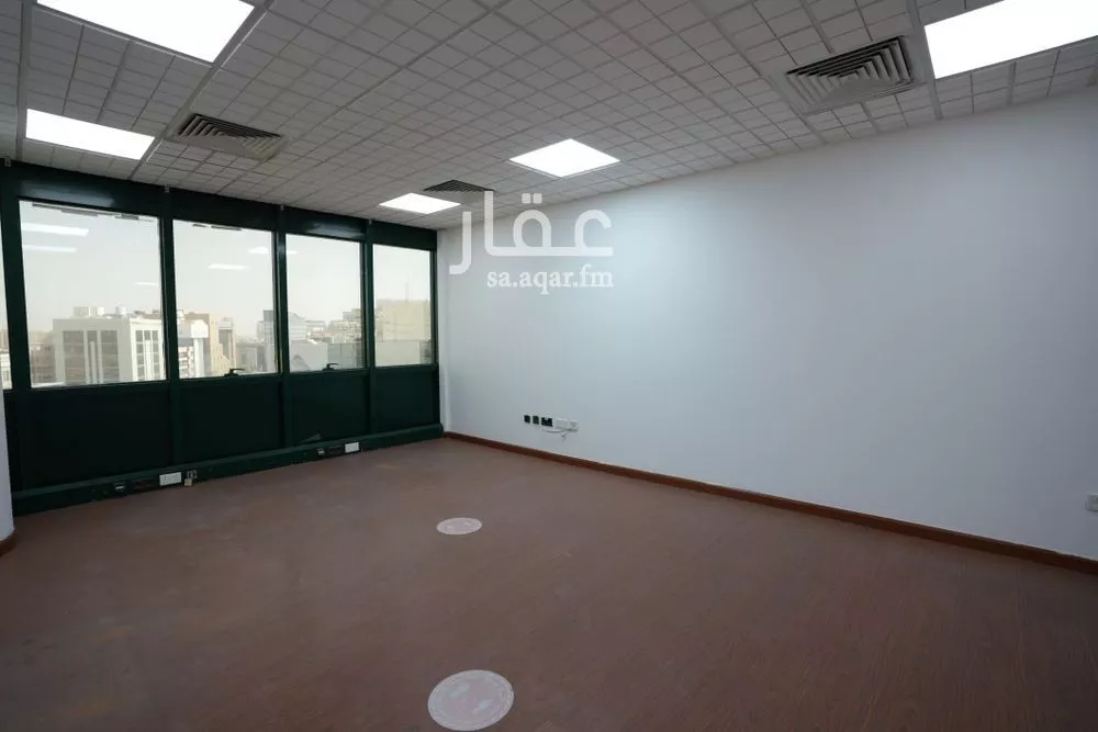مكتب 3840 م² في العليا 9