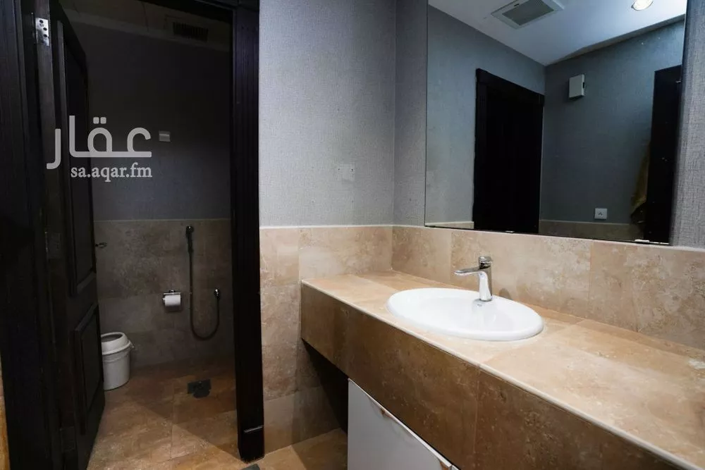 مكتب 3840 م² في العليا 5