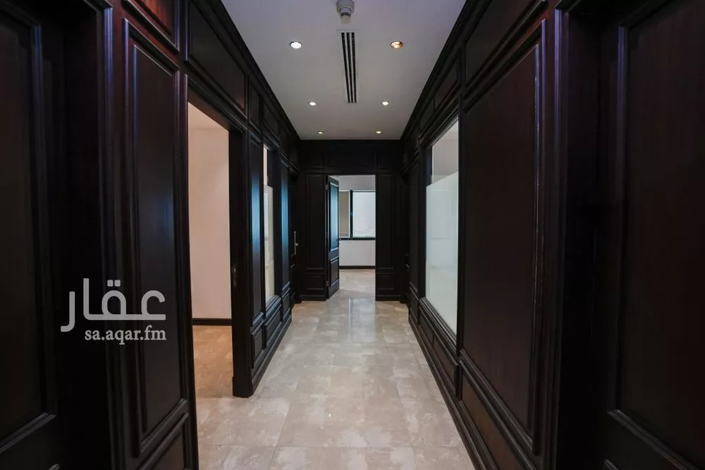 مكتب 3840 م² في العليا 6