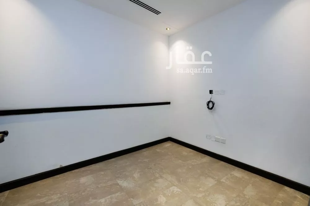 مكتب 3840 م² في العليا 7