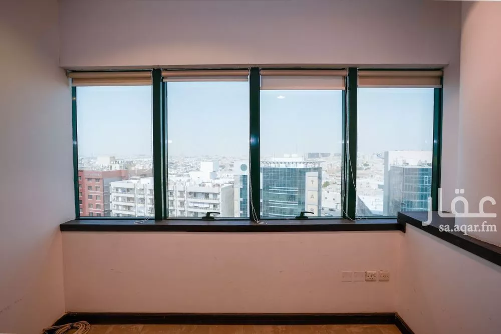 مكتب 3840 م² في العليا 8