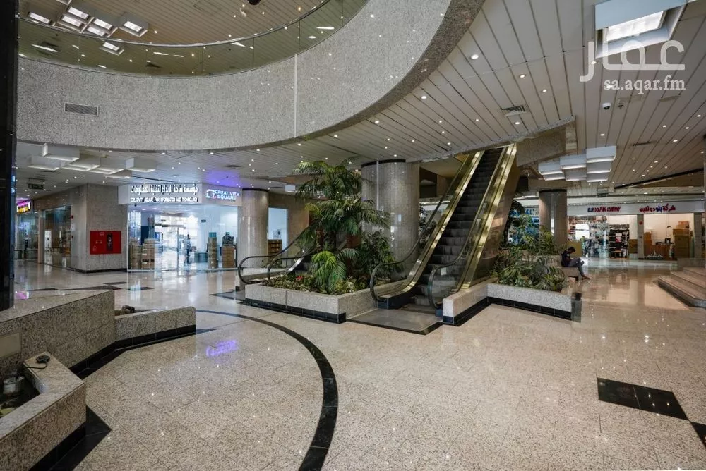 مكتب 3840 م² في العليا 10