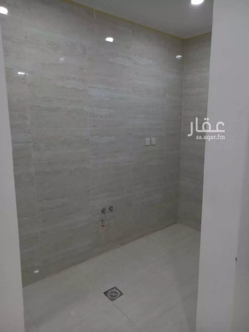 عمارة 235 م² في القادسية 6