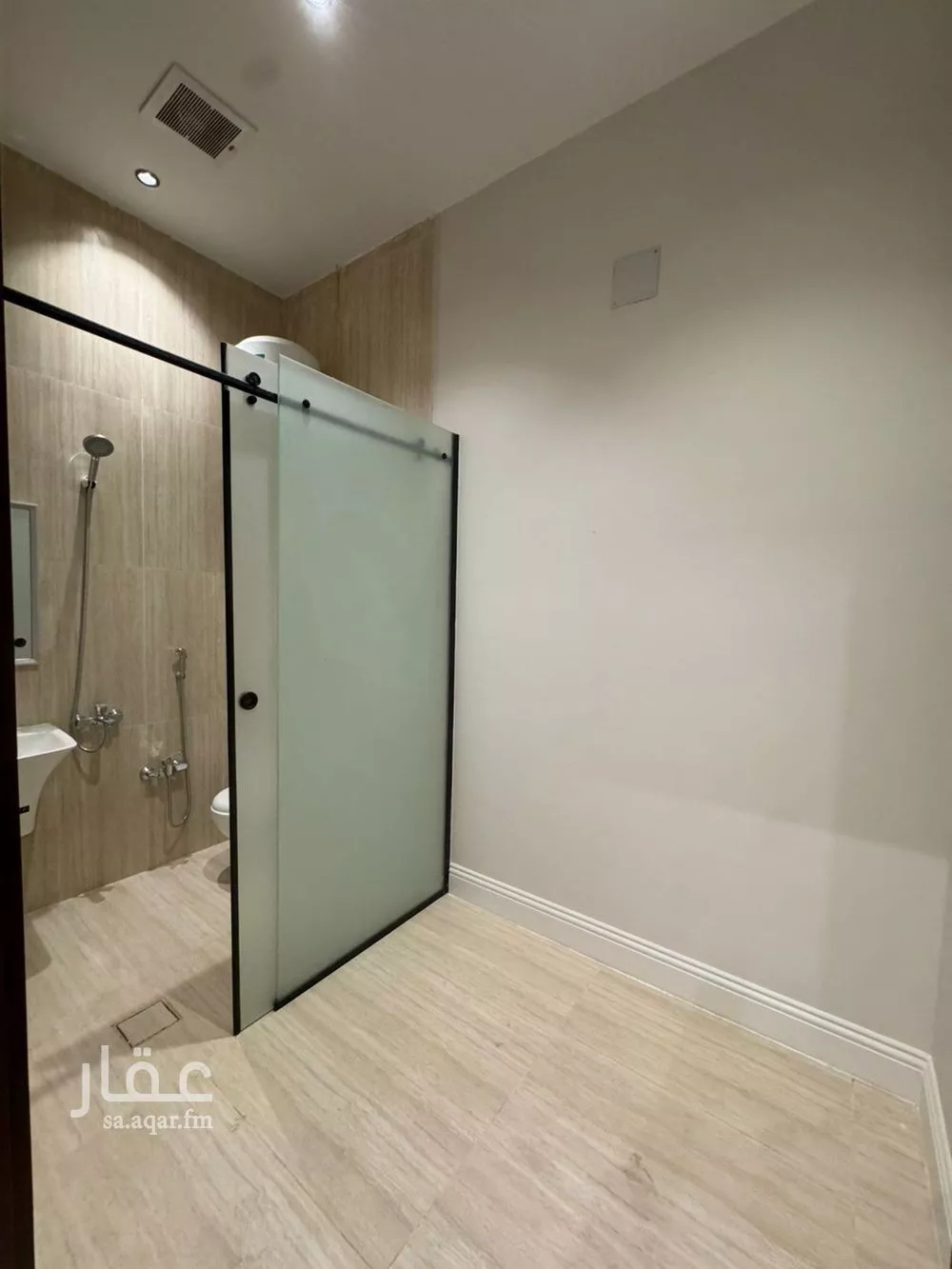 فيلا 5 غرف في العارض 18