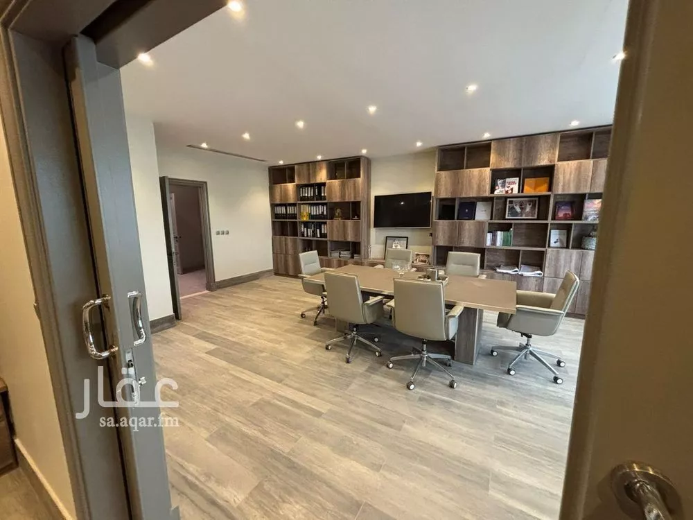 مكتب 3840 م² في العليا 3