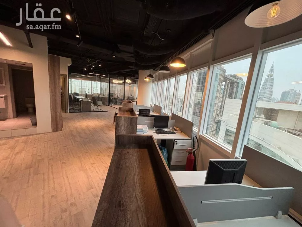 مكتب 3840 م² في العليا 5