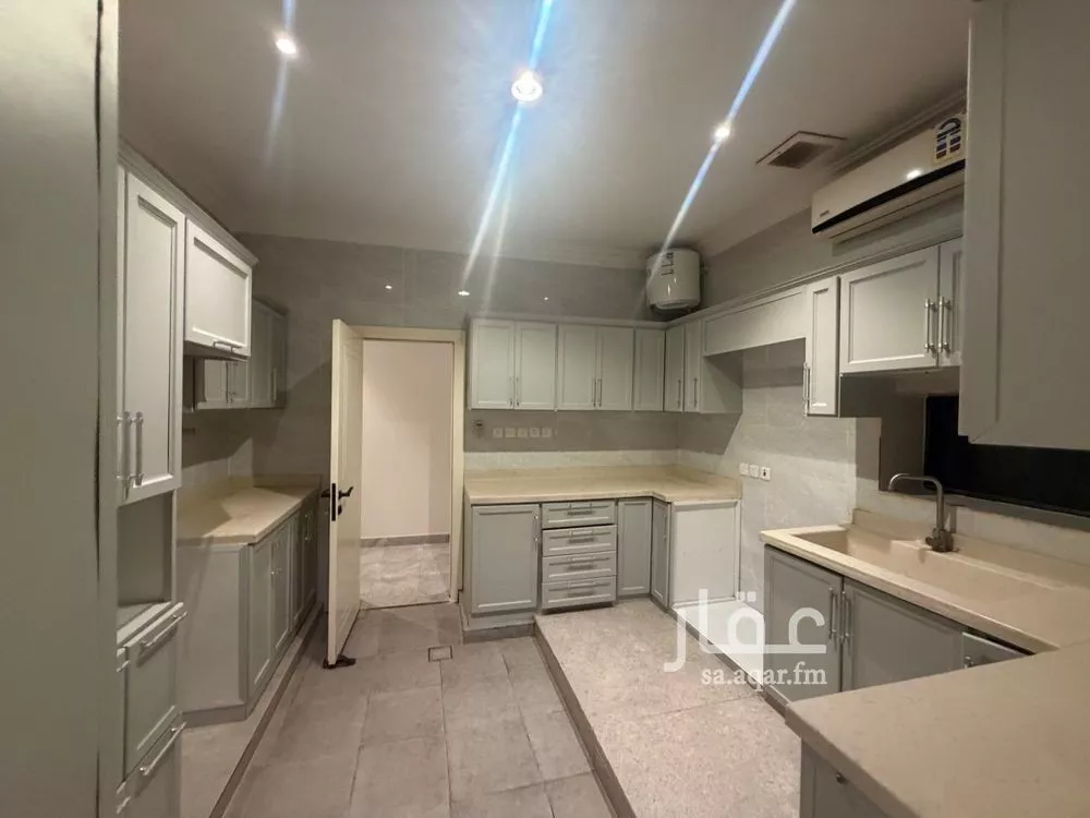 فيلا 5 غرف في الروضة 25