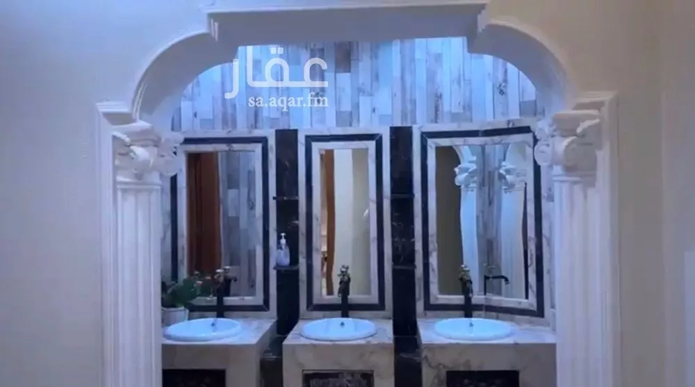 فيلا 7 غرف في عرقة 10