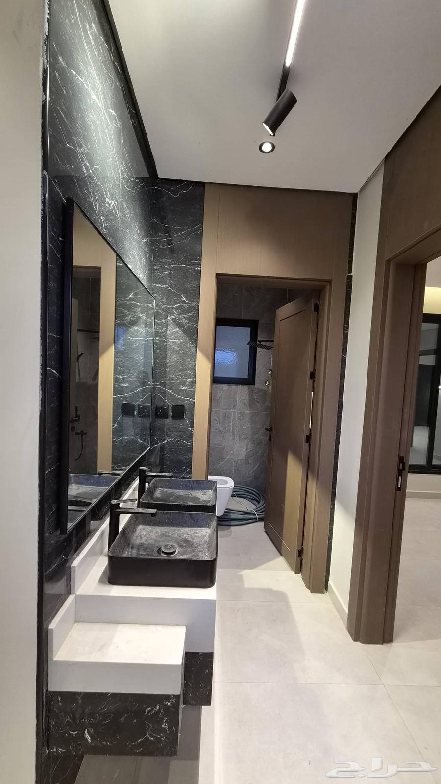 فيلا 9 غرف في العزيزية 4