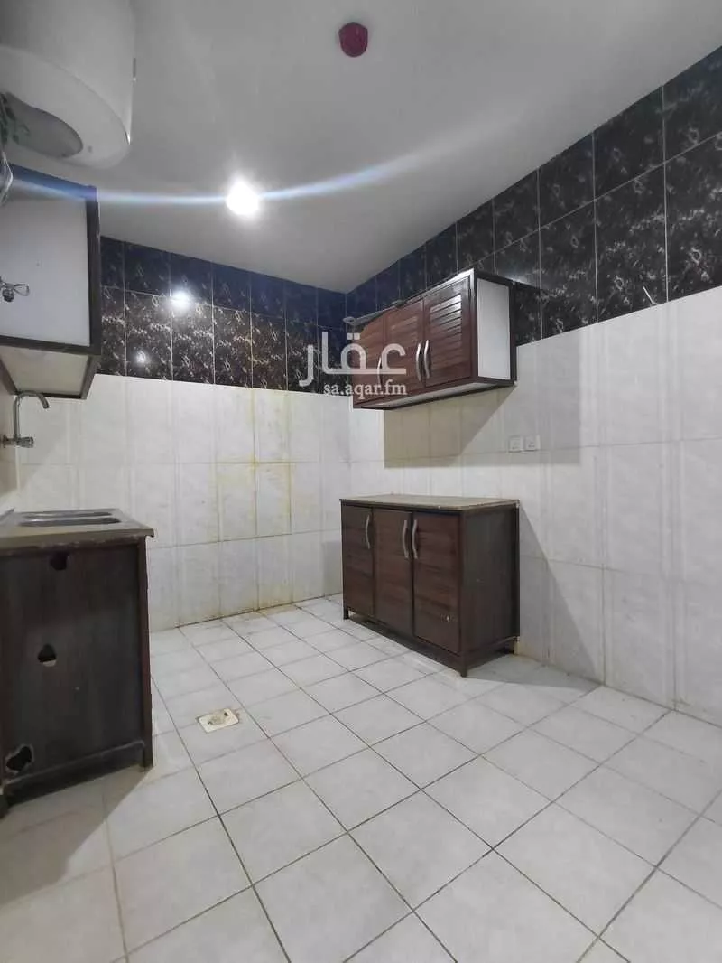 مكتب 1750 م² في الروضة 5