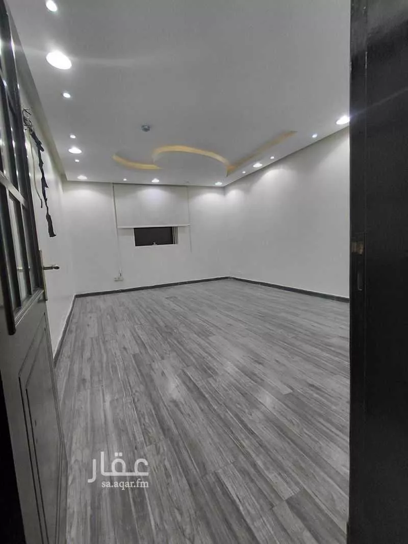 مكتب 1750 م² في الروضة 8