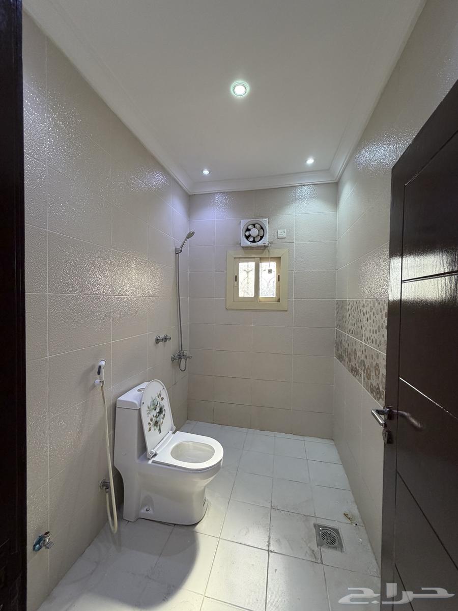 شقة 4 غرف في الكوثر 8