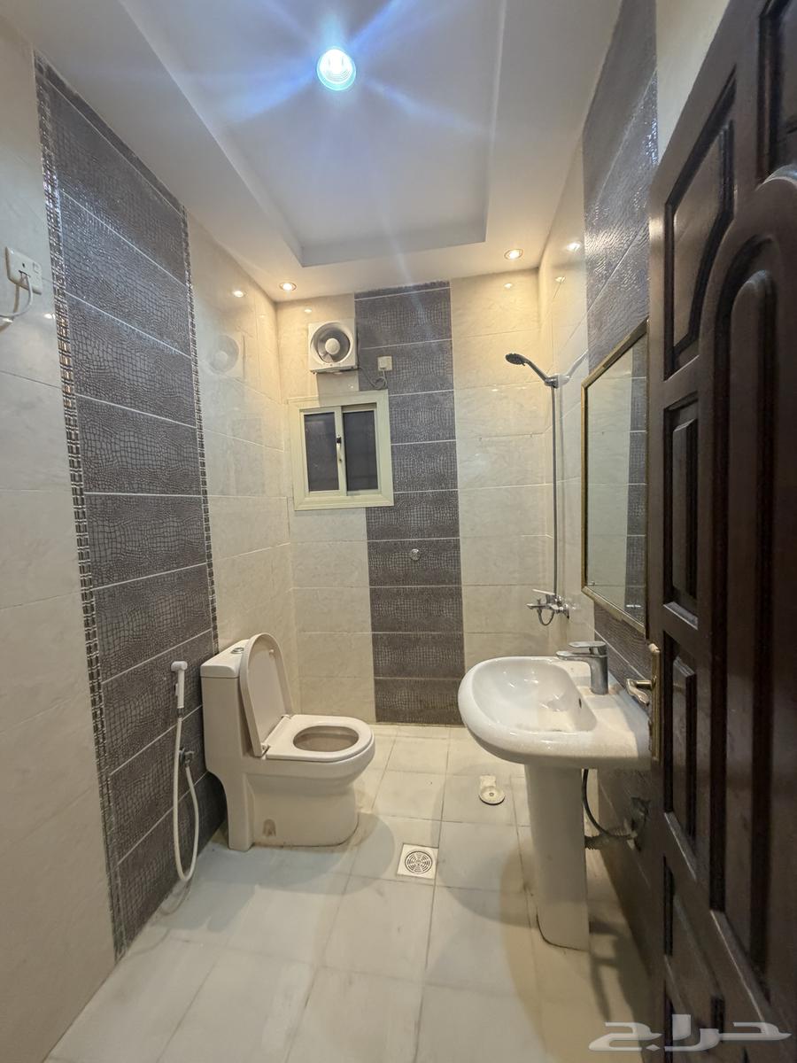 شقة 4 غرف في الكوثر 8