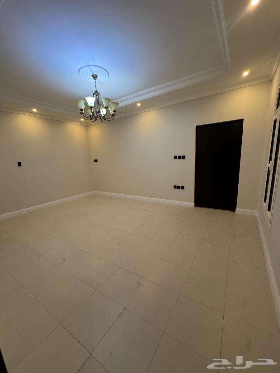 شقة 5 غرف في النور 10