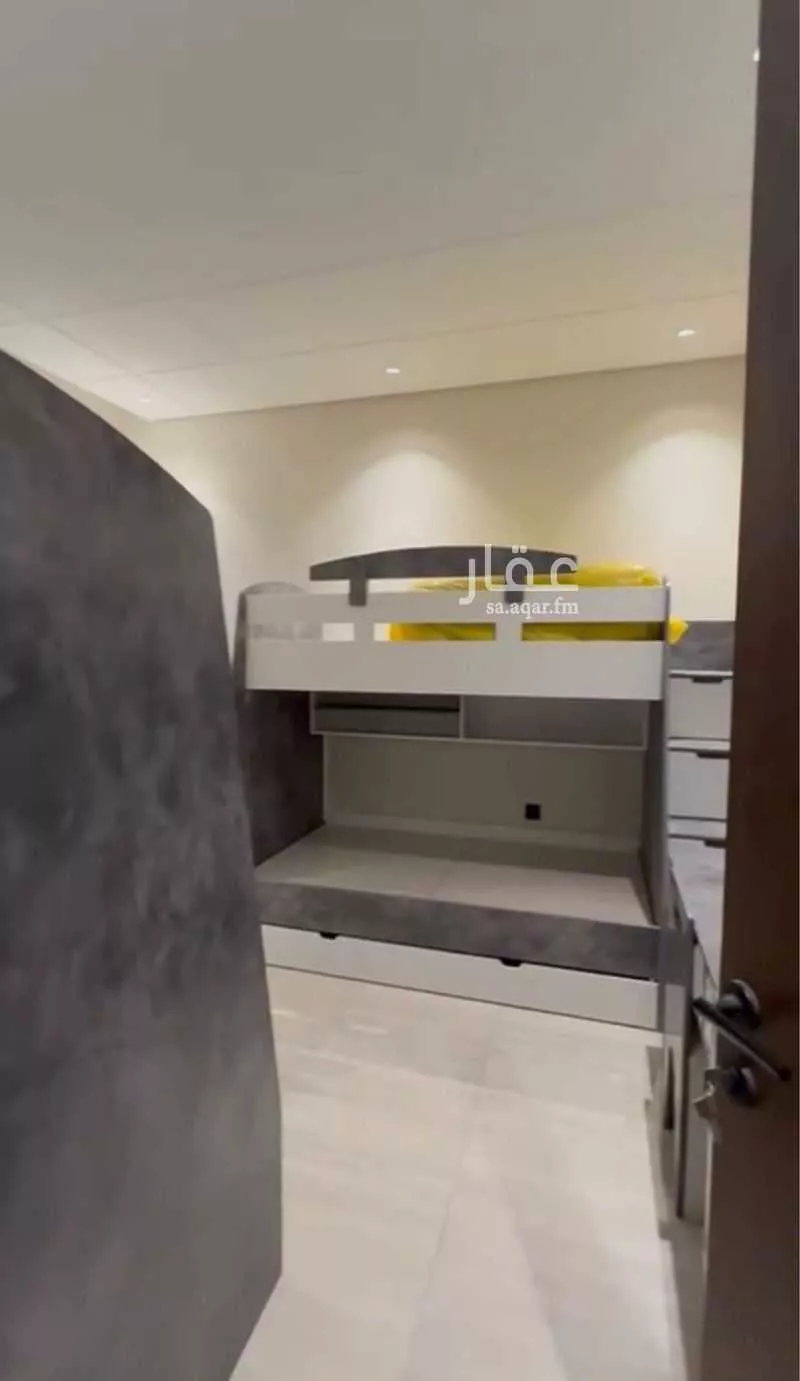 شقة 4 غرف في النزهة 4