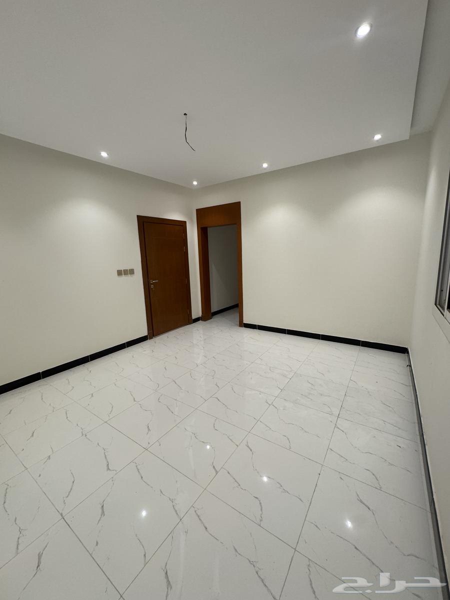 شقة 5 غرف في الريان 8