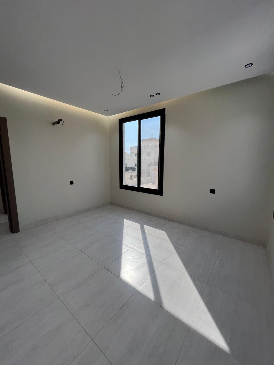 شقة  في الروضة 11