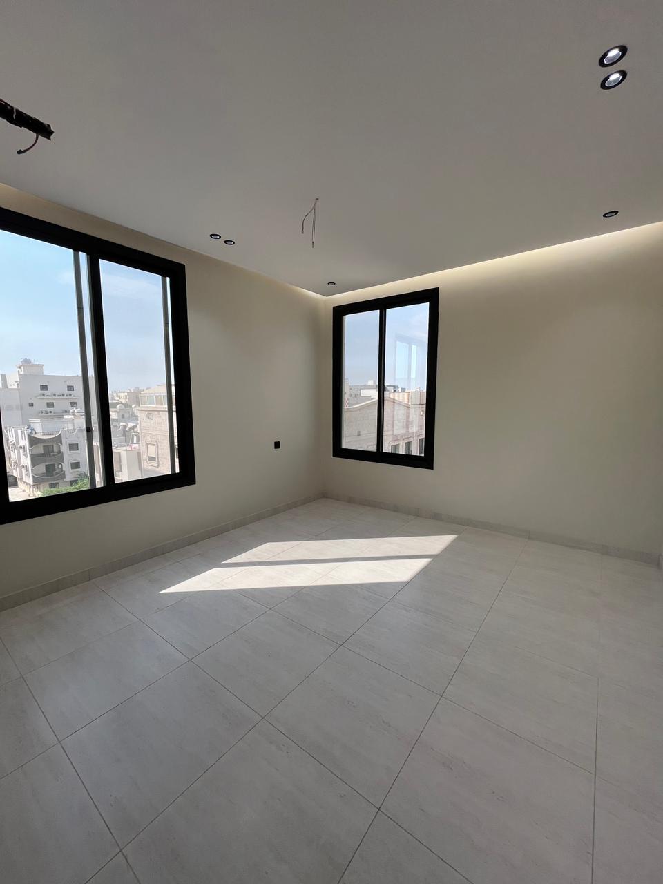 شقة  في الروضة 12