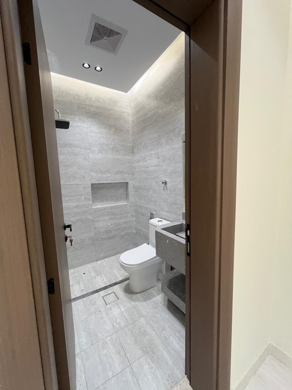 شقة  في الروضة 6