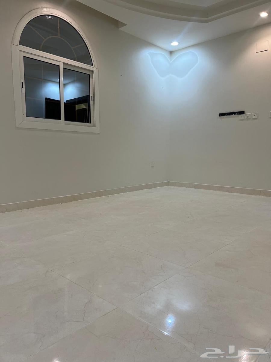 شقة 4 غرف في الفروسية 8