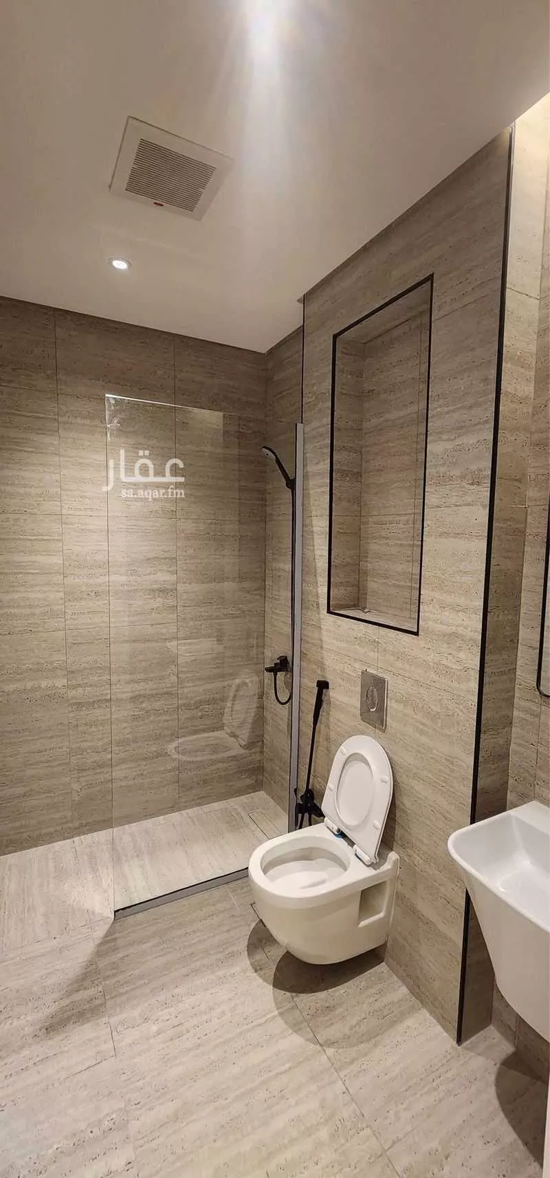 شقة 3 غرف في العقيق 10