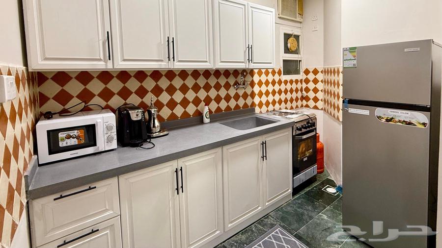 شقة 2 غرف في العزيزية 8