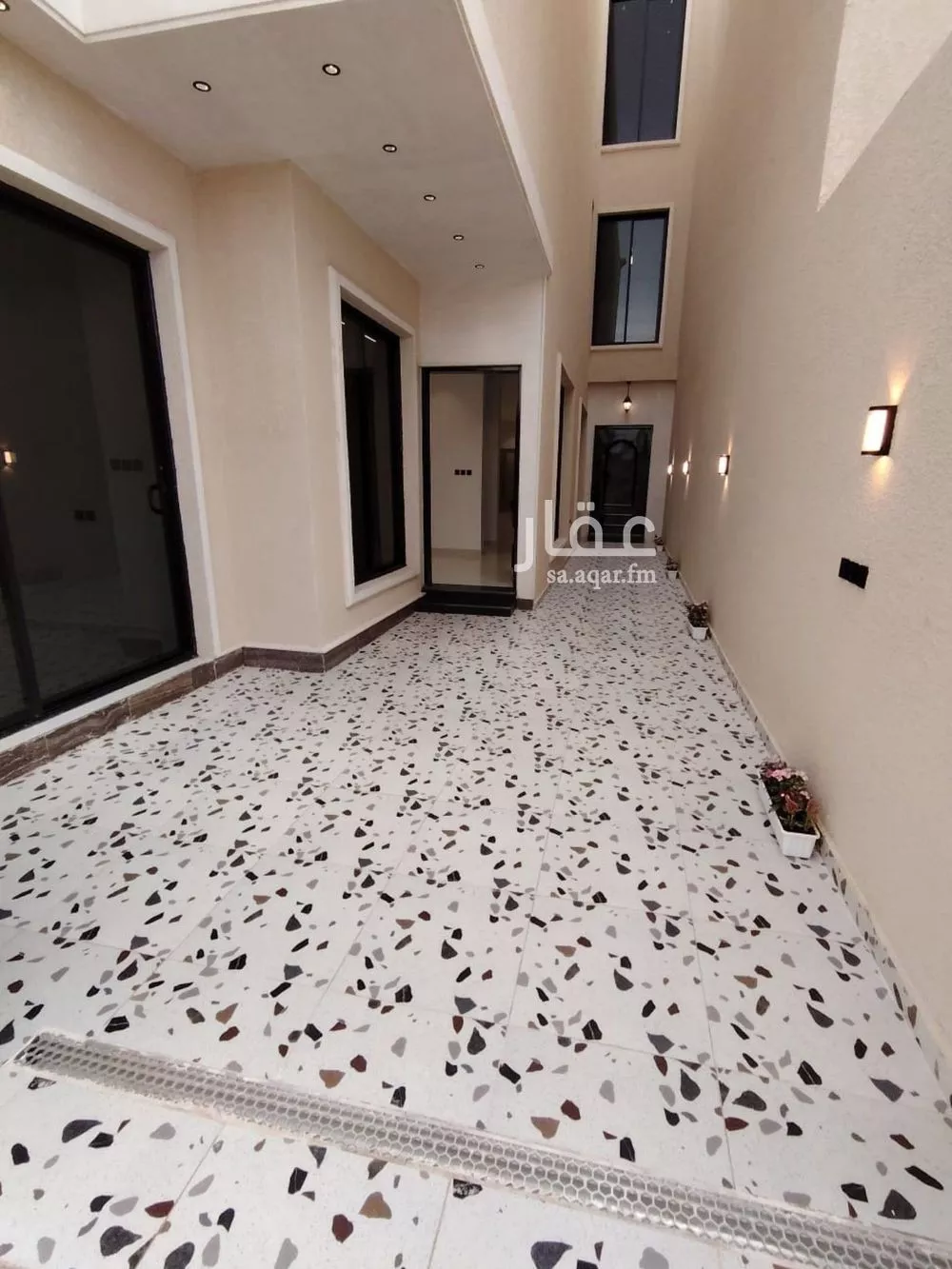 فيلا 8 غرف في الشرق 13