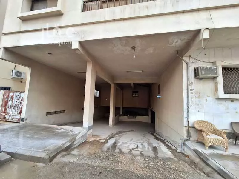 عمارة 1300 م² في المربع 12